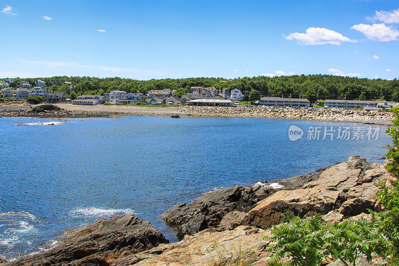 Harbor View, Rocks and Waterfront Houses, Perkins Cove, Ogunquit，缅因州。